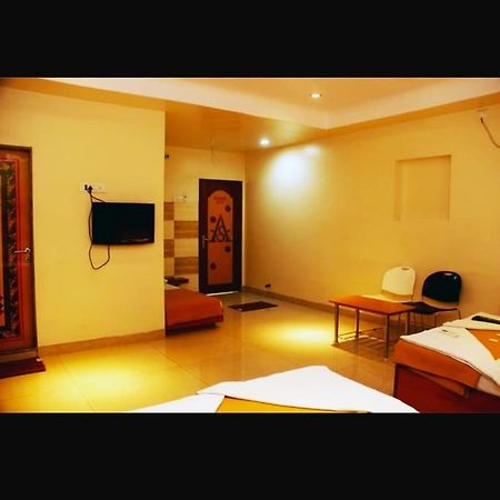 Hotel Apple Sai Residency Ширди Екстериор снимка
