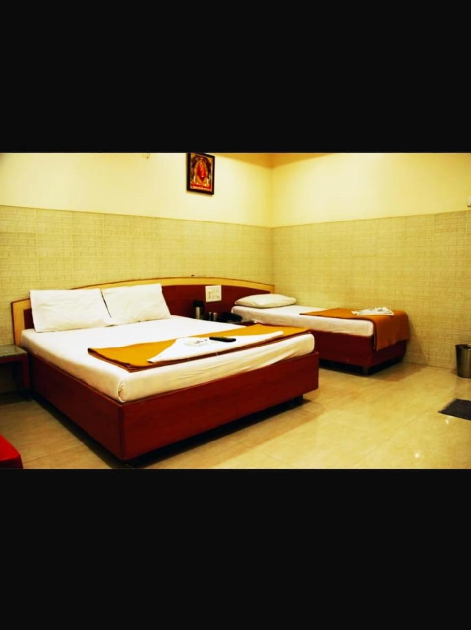 Hotel Apple Sai Residency Ширди Екстериор снимка